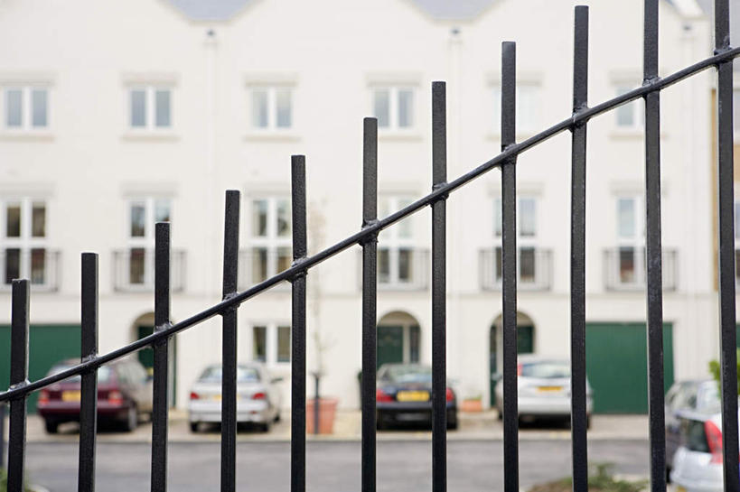 无人,家,栏杆,横图,室外,白天,正面,度假,美景,窗户,城市风光,城市,汽车,英国,欧洲,一排,朦胧,模糊,曲折,弯曲,整齐,房屋,墙,屋子,景观,公寓,围栏,娱乐,洋房,护栏,楼房,玻璃窗,墙壁,墙面,住宅,车,排列,白色,交通工具,轿车,享受,休闲,景色,放松,蜿蜒,西欧,队列,载具,大不列颠,大不列颠及北爱尔兰联合王国,四辆,一栋,大不列颠联合王国,日不落英帝国,彩图,房子