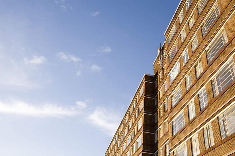 无人,家,栏杆,横图,室外,白天,仰视,度假,重复,美景,窗户,城市风光,城市,英国,欧洲,阴影,光线,扶手,影子,房屋,墙,屋子,景观,云,云朵,公寓,棕色,云彩,娱乐,砖墙,洋房,护栏,楼房,玻璃窗,墙壁,墙面,住宅,蓝色,白云,蓝天,天空,阳光,天,享受,休闲,景色,放松,晴朗,西欧,大不列颠,大不列颠及北爱尔兰联合王国,大不列颠联合王国,日不落英帝国,两栋,反复,晴空,彩图,低角度拍摄,房子