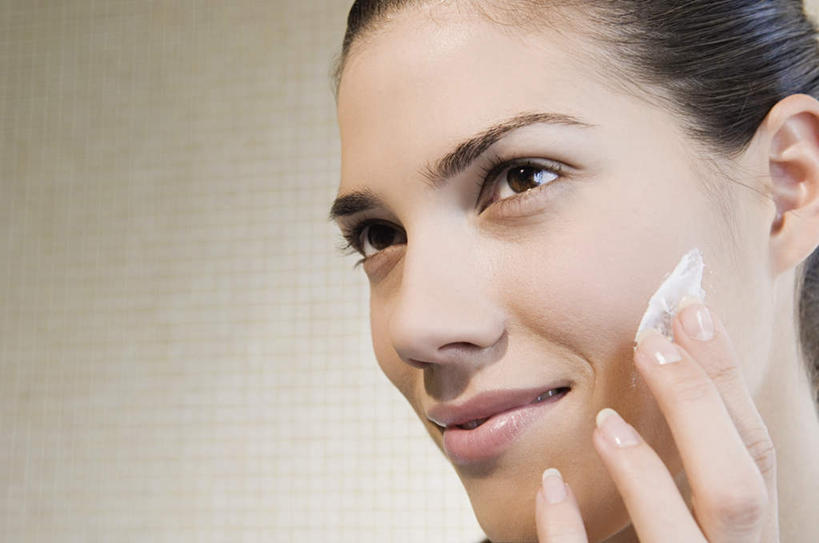 西方人,脸,头,脸颊,手,一个人,站,笑,微笑,横图,室内,特写,白天,正面,欧洲,欧洲人,仅一个年轻女性,仅一个女性,仅一个人,擦,抚摸,阴影,黄色背景,反射,影子,注视,肩膀,观察,看,站着,手部,擦拭,摄影,影棚,观看,单手,察看,关注,润肤乳,揩擦,拭,年轻女性,女人,女性,白种人,头部,脸部,脸蛋,面部,站立,半身,彩图,影棚拍摄,拍摄,轻抚