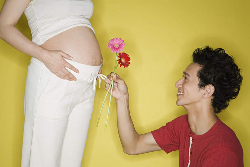 东方人,孕妇,两个人,夫妻,站,跪,举,笑,摸,微笑,露齿笑,横图,室内,白天,侧面,爱情,幸福,亚洲,抚摸,握,阴影,黄色背景,服装,盛开,反射,影子,浪漫,拿,花蕾,拿着,注视,休闲装,黄种人,花,花瓣,花朵,鲜花,衣服,花苞,花蕊,观察,看,托,站着,休闲,怀孕,休闲服,恩爱,握着,恋人,摄影,服饰,影棚,观看,两支,察看,待产,关注,善良,侥幸,宽厚,妊娠,准妈妈,橘花,荣幸,软弱,幸运,男人,男性,年轻男性,年轻女性,女人,女性,亚洲人,夫妇,情侣,产妇,触摸,跪着,接触,举起,举手,举着,向上举,向上伸,向上托,站立,半身,彩图,影棚拍摄,拍摄,伴侣