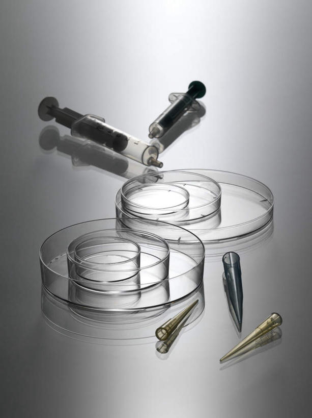 无人,竖图,室内,特写,白天,正面,实验,仪器,静物,阴影,灰色背景,研究,反射,分析,化学,测试,滴管,培养皿,影子,两个,器皿,针管,针筒,生物,注射,摄影,影棚,医疗,医疗设备,注射器,皮氏培养皿,试验耗材,实验用品,化学器材,吸液管,移液管,彩图,影棚拍摄,拍摄