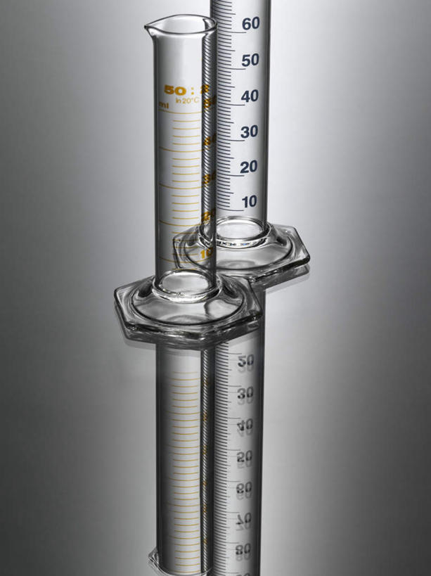 无人,竖图,俯视,室内,特写,白天,实验,仪器,静物,杯子,灰色背景,研究,透明,分析,化学,测试,烧瓶,试管,玻璃制品,两个,玻璃瓶,瓶子,器皿,摄影,影棚,计量,玻璃仪器,试验耗材,实验用品,平底烧瓶,玻璃杯,彩图,高角度拍摄,影棚拍摄,拍摄
