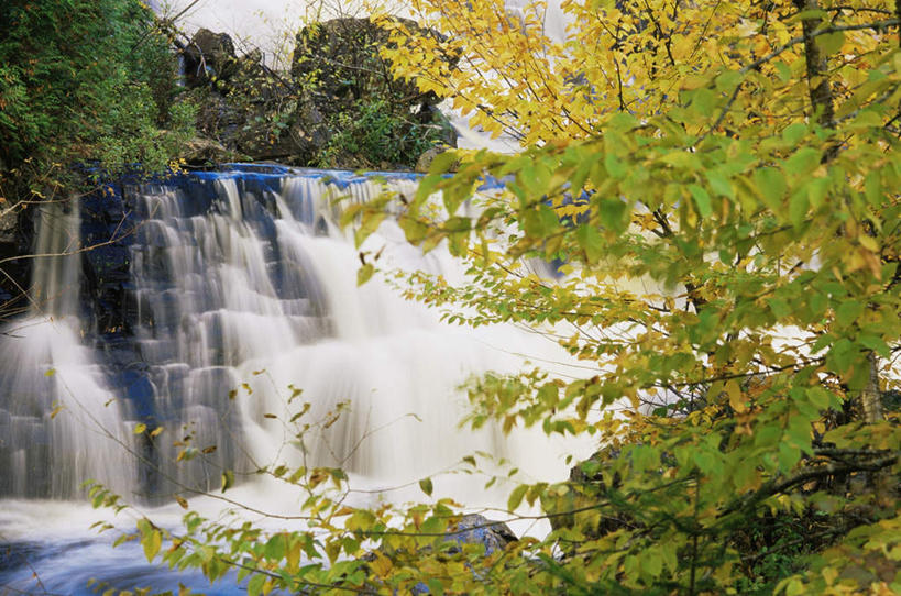 无人,横图,室外,白天,仰视,旅游,度假,草地,草坪,美景,瀑布,水,植物,加拿大,飞溅,溅,液体,景观,水滴,娱乐,水珠,草,树,树木,绿色,自然,享受,休闲,景色,放松,生长,成长,北美,北美洲,喷洒,自然风光,美洲,省会,北亚美利加洲,亚美利加洲,魁北克,魁北克城,魁北克省,魁北克市,跌水,彩图,低角度拍摄