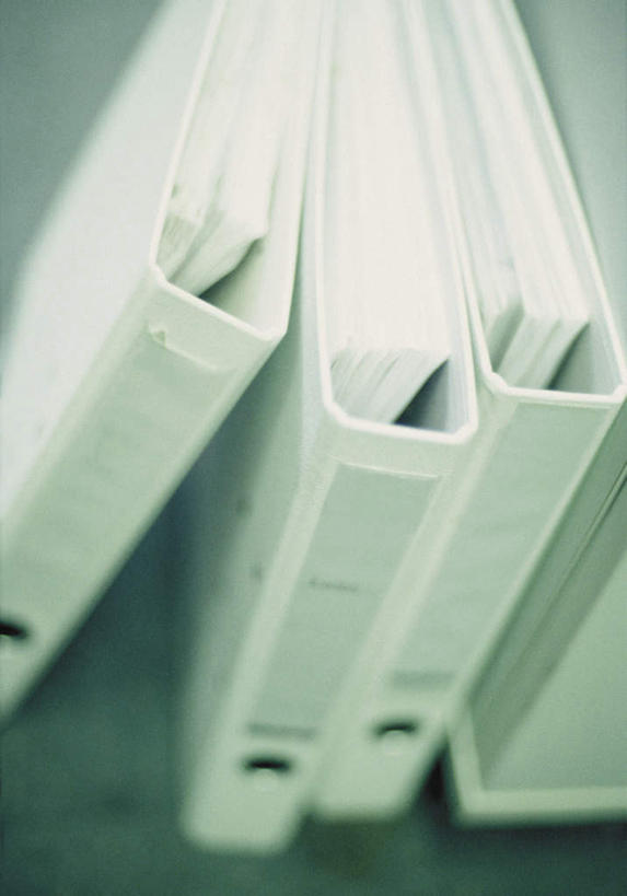 无人,竖图,俯视,室内,特写,白天,桌面,桌子,静物,一排,朦胧,模糊,整齐,并列,并排,木制,材料,档案,文件,纸,排列,木制品,手稿,资料,证明,队列,文档,平行,文件架,资料架,文件框,文件座,资料档,资料座,彩图,高角度拍摄