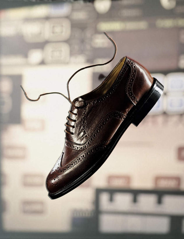 无人,竖图,室内,特写,白天,正面,鞋,窗户,静物,鞋子,朦胧,模糊,鞋带,棕色,皮革,玻璃窗,一只,彩图,皮鞋