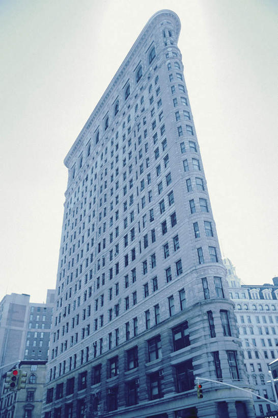 无人,家,高楼大厦,竖图,室外,白天,仰视,度假,美景,别墅,窗户,城市风光,标志建筑,城市,大厦,地标,建筑,摩天大楼,纽约,美国,房屋,墙,屋子,景观,公寓,曼哈顿,娱乐,建设,洋房,楼房,玻璃窗,墙壁,墙面,住宅,享受,休闲,景色,放松,北美,北美洲,美洲,第五大道,纽约州,帝国之州,帝国州,北亚美利加洲,亚美利加洲,纽约第五街,福勒大厦,熨斗大厦,彩图,低角度拍摄,房子,大楼,高层建筑,高楼,摩天楼,曼哈顿岛