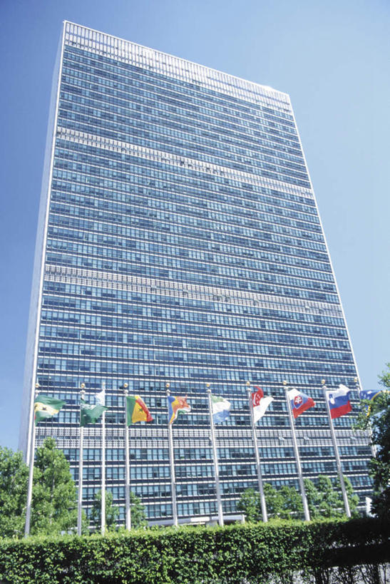 无人,高楼大厦,竖图,室外,白天,仰视,度假,美景,植物,城市风光,标志建筑,城市,大厦,地标,建筑,摩天大楼,旗帜,国旗,纽约,美国,一排,环保,整齐,景观,曼哈顿,防护,娱乐,建设,树,树木,排列,蓝色,绿色,蓝天,天空,自然,天,享受,休闲,景色,放松,生长,晴朗,成长,北美,北美洲,队列,美好,美妙,美洲,间隔,联合国总部,纽约州,万里无云,帝国之州,帝国州,北亚美利加洲,亚美利加洲,美观,雅观,绿篱,生篱,树篱,植篱,联合国大厦,旗,晴空,晴空万里,彩图,低角度拍摄,大楼,高层建筑,高楼,摩天楼,曼哈顿岛