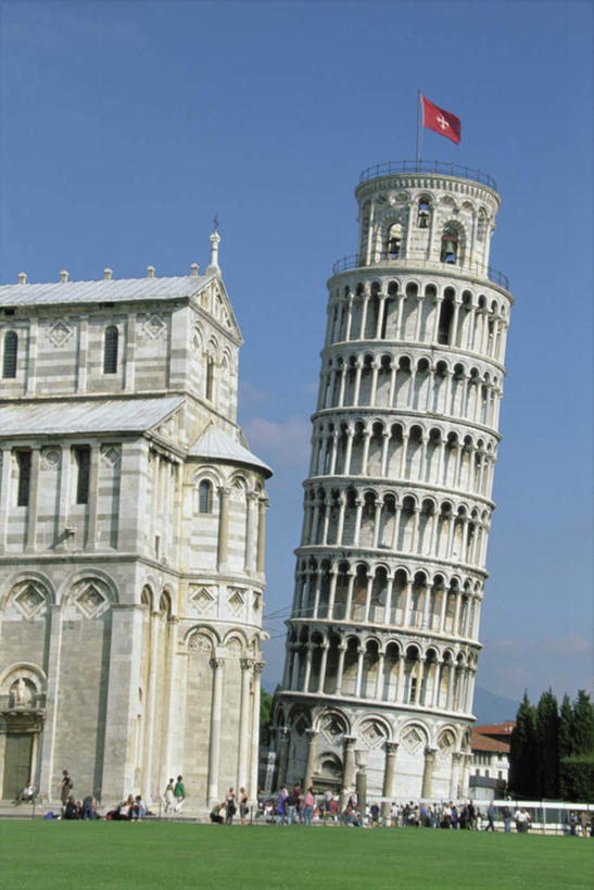 无人,竖图,室外,白天,仰视,旅游,度假,草地,草坪,植物,标志建筑,地标,建筑,旗帜,国旗,意大利,欧洲,一排,许多,阴影,整齐,飘扬,光线,影子,拱门,娱乐,建设,草,树,树木,排列,蓝色,绿色,蓝天,天空,阳光,自然,天,享受,休闲,旅游胜地,放松,生长,晴朗,成长,飘逸,比萨城,比萨斜塔,托斯卡纳,队列,南欧,飞扬,万里无云,意大利共和国,奇迹广场,比萨大教堂,托斯卡纳大区,旗,晴空,晴空万里,彩图,低角度拍摄