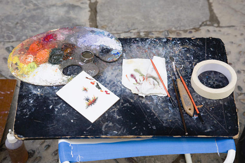 无人,横图,俯视,室外,特写,白天,绘画,静物,阴影,艺术,光线,笔,影子,凳子,办公用品,画板,美术用品,文具,阳光,画笔,学习用品,肮脏,办公设备,文具用品,美术,调色板,胶布,绘画工具,透明胶,邋遢,文化工具,黏胶,龌龊,污秽,彩图,高角度拍摄