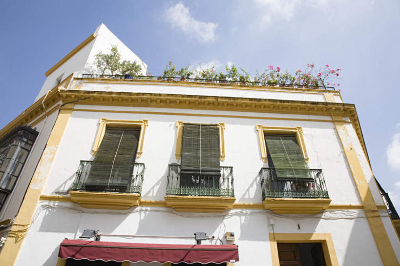 无人,家,栏杆,露台,横图,室外,白天,仰视,度假,美景,植物,城市风光,城市,西班牙,欧洲,阴影,光线,盆栽,影子,房屋,屋子,景观,云,云朵,公寓,围栏,盆景,云彩,娱乐,洋房,护栏,楼房,安达卢西亚,住宅,蓝色,绿色,白云,蓝天,天空,阳光,自然,天,享受,休闲,景色,放松,生长,晴朗,成长,南欧,安达鲁西亚,塞维尔,西班牙王国,安达卢西亚自治区,晴空,彩图,低角度拍摄,房子,晒台,天台,眺望台