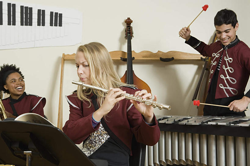 三个人,伙伴,朋友,站,坐,笑,微笑,露齿笑,横图,室内,白天,正面,友谊,键盘,书籍,握,服装,艺术,金属,木制,墙,吹奏乐器,大提琴,笛子,乐谱,乐器,五线谱,弦乐器,音乐,吹奏,拿,演奏,拿着,扭头,注视,休闲装,墙壁,墙面,衣服,白色,木制品,观察,看,站着,转头,休闲,休闲服,握着,服饰,观看,打击乐器,察看,长笛,木琴,节拍,关注,弓拉弦乐器,弓拉弦鸣乐器,音符,符头,符干,符尾,乐章,巴拉风,棒棰,棒槌,友情,男人,男性,年轻男性,年轻女性,女人,女性,白种人,站立,坐着,半身,彩图