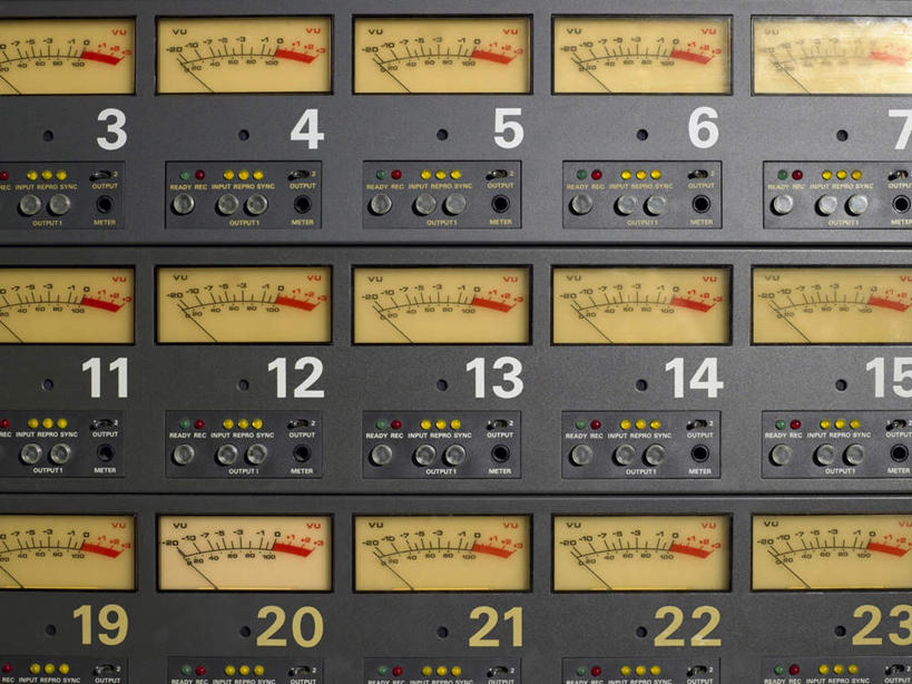 无人,横图,室内,特写,白天,正面,零件,电路,一排,关闭,阴影,整齐,并列,并排,反射,标志,数字,文字,影子,字符,标识,开关,排列,按钮,打开,阿拉伯数字,录音棚,录音室,开启,队列,平行,闭合,彩图