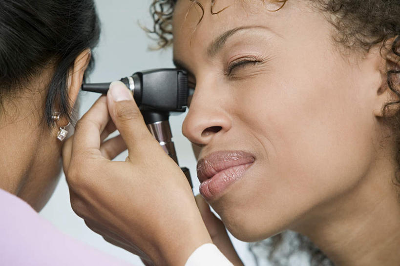 西方人,脸,头,脸颊,手,两个人,医生,病人,站,横图,室内,特写,白天,正面,工作服,制服,镜子,欧洲,非洲,黑人,欧洲人,握,朦胧,模糊,反射,墙,拿,拿着,肩膀,墙壁,墙面,白色,站着,医护人员,医疗人员,眯眼,手部,眯,握着,单手,镜像,镜面,反射镜,耳镜,光学,工作制服,年轻女性,女人,女性,非洲人,头部,脸部,脸蛋,面部,大夫,患者,就医者,站立,半身,彩图,工作套服