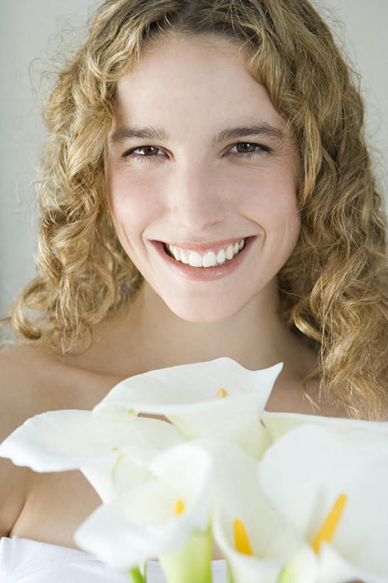 西方人,脸,头,脸颊,一个人,站,笑,微笑,露齿笑,竖图,室内,特写,白天,正面,欧洲,欧洲人,仅一个年轻女性,仅一个女性,仅一个人,阴影,服装,朦胧,模糊,盛开,反射,影子,墙,花蕾,注视,休闲装,裸露,肩膀,墙壁,墙面,花,花瓣,花朵,鲜花,衣服,白色,花苞,花蕊,观察,看,站着,休闲,休闲服,服饰,观看,察看,关注,裸,白鹤花,白玉簪,玉春棒,玉簪花,宽和,恬静,年轻女性,女人,女性,白种人,头部,脸部,脸蛋,面部,站立,半身,彩图