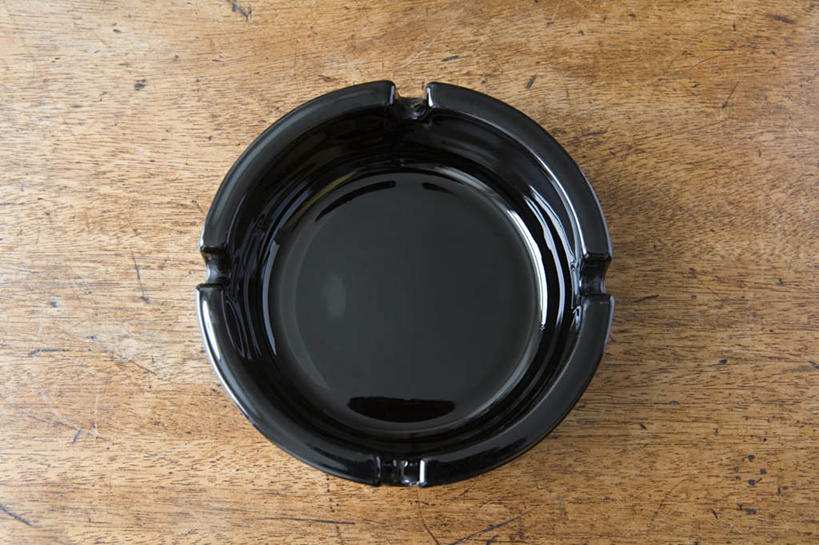 无人,横图,俯视,室内,特写,白天,桌面,桌子,静物,阴影,反射,木制,影子,陶瓷,陶瓷制品,一个,黑色,木制品,单个,烟灰缸,烟碟,烟盅,彩图,高角度拍摄