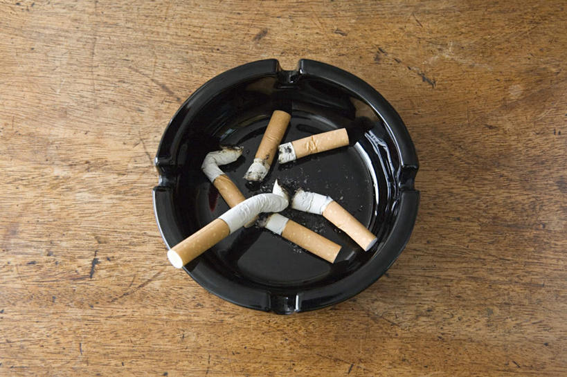 无人,横图,俯视,室内,特写,白天,桌面,桌子,静物,香烟,许多,阴影,反射,木制,影子,陶瓷,陶瓷制品,五根,燃烧,一个,黑色,木制品,烟,单个,烟灰缸,焚烧,烟碟,烟盅,卷烟,烟草,纸烟,彩图,高角度拍摄