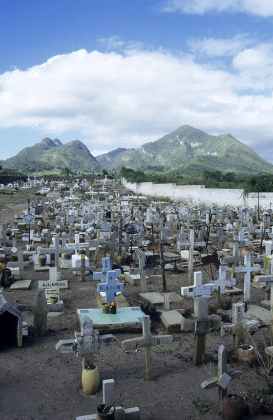 无人,竖图,室外,白天,正面,旅游,度假,美景,山,山脉,树林,植物,古巴,许多,阴影,节日,光线,十字架,影子,景观,山峰,山峦,文化,娱乐,树,树木,蓝色,绿色,蓝天,天空,阳光,自然,群山,天,祈祷,享受,休闲,墓地,健康,景色,放松,许愿,宗教,信仰,生长,晴朗,成长,纪念,祈求,北美,北美洲,自然风光,美洲,万里无云,北亚美利加洲,亚美利加洲,古巴共和国,平安,晴空,晴空万里,彩图