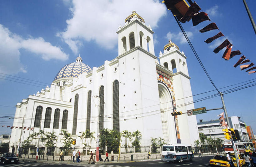 无人,教堂,横图,室外,白天,仰视,度假,美景,植物,城市风光,城市,道路,路,公路,汽车,旗帜,萨尔瓦多,一排,许多,吊挂,悬挂,阴影,节日,整齐,电力,光线,电线,线,影子,景观,云,云朵,电能,交通,挂,线路,云彩,文化,娱乐,旗子,车,树,树木,排列,蓝色,绿色,白云,蓝天,天空,阳光,自然,交通工具,轿车,天,祈祷,享受,休闲,健康,景色,放松,许愿,宗教,信仰,生长,晴朗,成长,纪念,电,电源,电源线,祈求,北美,北美洲,中美洲,队列,载具,美洲,能量,信念,北亚美利加洲,亚美利加洲,旌旗,旗号,萨尔瓦多共和国,平安,晴空,马路,彩图,低角度拍摄,大教堂,礼拜堂