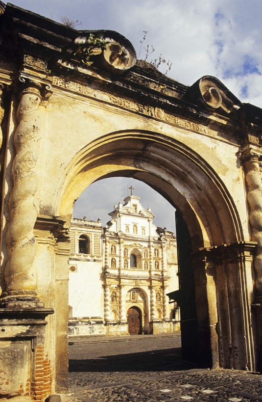 无人,教堂,竖图,室外,白天,仰视,旅游,度假,石头,名胜古迹,门,地标,墨西哥,节日,遗迹,石子,墙,云,云朵,拱门,云彩,古迹,文化,文物,娱乐,古建筑,科英布拉,墙壁,墙面,蓝色,白云,蓝天,天空,门框,天,祈祷,享受,休闲,健康,旅游胜地,放松,许愿,宗教,信仰,晴朗,纪念,祈求,北美,北美洲,美洲,信念,古文明,北亚美利加洲,亚美利加洲,墨西哥合众国,仙人掌王国,圣弗朗西斯科教堂,特拉斯卡拉,特拉斯卡拉州,平安,石块,岩石,晴空,彩图,低角度拍摄,大教堂,礼拜堂,标志性建筑