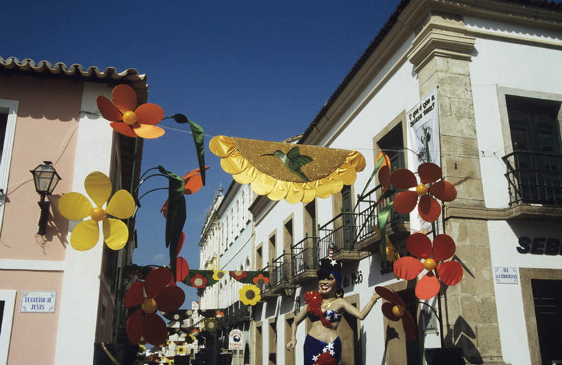 无人,家,横图,室外,白天,仰视,度假,美景,窗户,城市风光,城市,照明,萨尔瓦多,装饰,盛开,壁灯,人造模特,房屋,墙,屋子,景观,公寓,灯光,花蕾,娱乐,洋房,楼房,玻璃窗,墙壁,墙面,住宅,灯,花,花瓣,花朵,鲜花,蓝色,蓝天,天空,灯具,天,花苞,花蕊,享受,休闲,景色,放松,晴朗,道具,华丽,修饰,照亮,点缀,北美,北美洲,中美洲,照明设备,美洲,服装模特,模特道具,万里无云,时装道具,展示道具,服装模特道具,陈列道具,北亚美利加洲,亚美利加洲,衬托,美观,雅致,雅观,萨尔瓦多共和国,晴空,晴空万里,彩图,低角度拍摄,房子