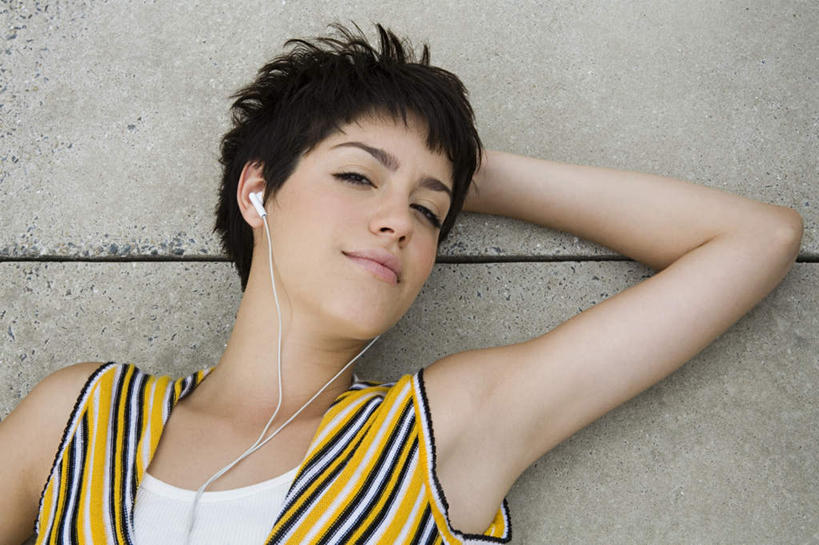 西方人,一个人,躺,笑,微笑,横图,俯视,室外,白天,快乐,满意,幸福,椅子,欧洲,欧洲人,仅一个年轻女性,仅一个女性,仅一个人,抱头,阴影,服装,朦胧,模糊,反射,影子,躺椅,音响,音乐,注视,休闲装,娱乐,衣服,耳机,观察,看,享受,休闲,休闲服,石椅,放松,服饰,观看,察看,舒适,享乐,关注,捧首,捧头,卧着,年轻女性,女人,女性,白种人,躺着,卧,半身,彩图,高角度拍摄