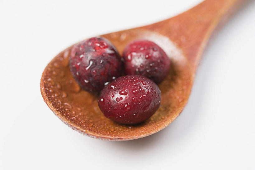 无人,横图,俯视,室内,特写,白天,白色背景,桌面,桌子,浆果,水果,新鲜,木制,勺子,生食,食品,果实,食物,三个,一个,红色,木制品,调羹,汤匙,摄影,有机食品,绿色食品,影棚,单个,曼越桔,蔓越橘,小红莓,酸莓,彩图,高角度拍摄,影棚拍摄,拍摄