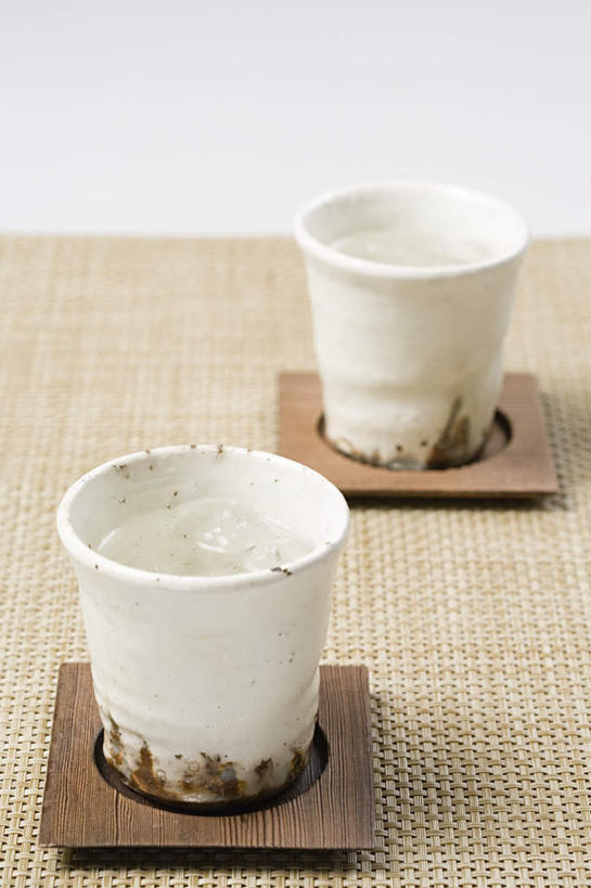 无人,竖图,俯视,室内,特写,白天,餐桌,桌子,静物,杯子,阴影,反射,影子,墙,杯垫,墙壁,墙面,两个,白色,水杯,餐台,茶杯,彩图,高角度拍摄