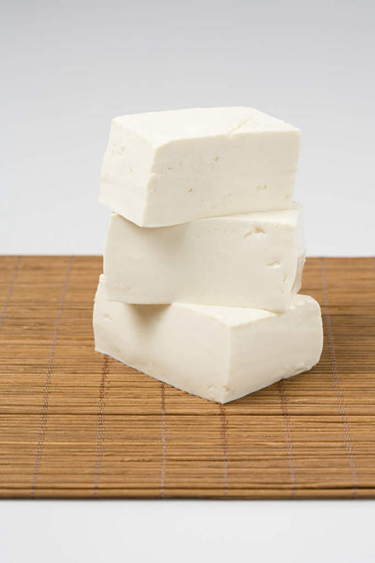 豆腐,无人,竖图,俯视,室内,特写,白天,白色背景,一堆,阴影,堆叠,堆积,反射,影子,案板,砧板,三个,摄影,影棚,堆,豆制品,彩图,高角度拍摄,影棚拍摄,拍摄