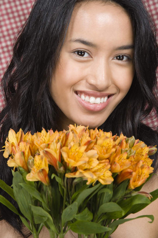 东方人,脸,头,脸颊,头发,一个人,笑,微笑,露齿笑,竖图,室内,特写,白天,正面,叶子,亚洲,仅一个年轻女性,仅一个女性,仅一个人,盛开,绿叶,花蕾,注视,黄种人,花,花瓣,花朵,鲜花,黄色,黑色,花苞,花蕊,观察,看,嫩叶,摄影,影棚,观看,察看,关注,白鹤花,白玉簪,玉春棒,玉簪花,宽和,恬静,年轻女性,女人,女性,亚洲人,头部,长发,卷发,脸部,脸蛋,面部,叶,叶片,半身,彩图,影棚拍摄,拍摄