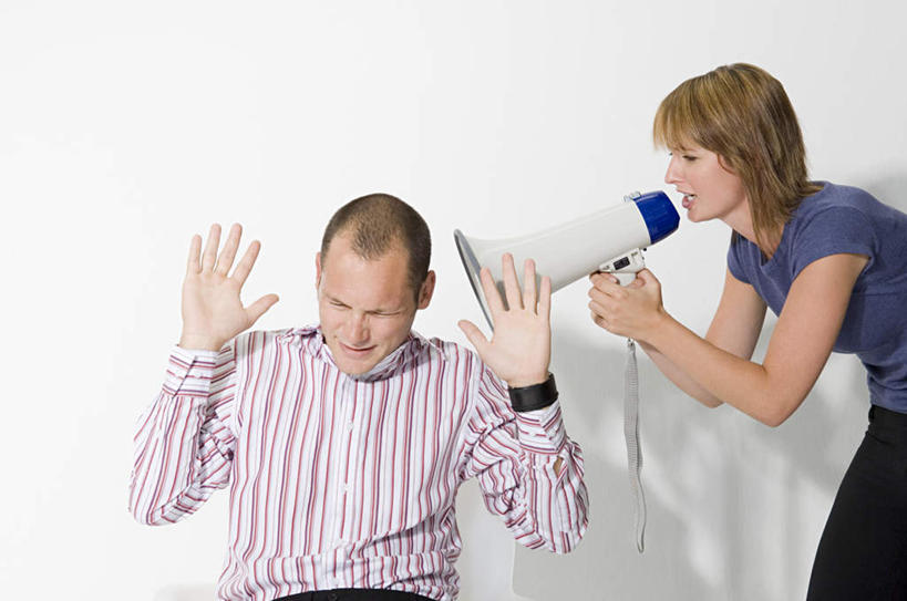 西方人,两个人,伙伴,朋友,商务人士,商务男性,商务女性,站,坐,横图,室内,白天,正面,衬衫,友谊,合作,团队,沙发,欧洲,欧洲人,套装,墙,大喊,注视,喇叭,墙壁,墙面,一个,白色,话筒,观察,看,站着,战略,单个,观看,大叫,察看,关注,传声筒,投降,商务装,布艺沙发,工薪阶层,佩服,联合,合谋,大呼,降服,投诚,配合,协作,男人,男性,女人,女性,中年男性,中年女性,白种人,白领,上班族,屈膝,站立,坐着,半身,彩图,衬衣