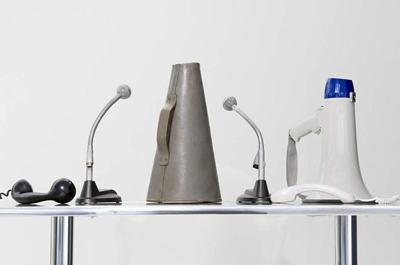 办公室,打电话,横图,室内,白天,白色背景,正面,家具,桌子,静物,电话,办公桌,墙,通讯设备,喇叭,墙壁,墙面,两个,一个,白色,黑色,话筒,电话线,单个,麦克风,扩音器,传声筒,传声器,办公家具,微音器,交流,电话机,沟通,通话,半身,彩图