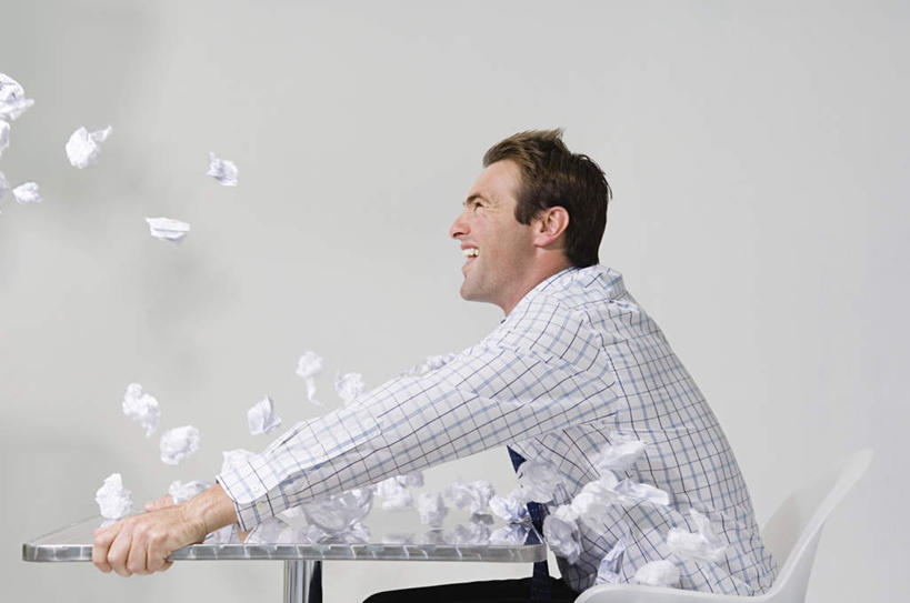 西方人,一个人,商务人士,商务男性,办公室,坐,笑,微笑,露齿笑,横图,室内,白天,白色背景,侧面,衬衫,家具,桌子,椅子,欧洲,欧洲人,仅一个男性,仅一个人,仅一个中年男性,一堆,许多,堆叠,堆积,套装,办公桌,墙,垃圾,墙壁,墙面,灰色,会议椅,吹,摄影,影棚,堆,分散,办公椅,商务装,工薪阶层,办公家具,商务椅,培训椅,男人,男性,中年男性,白种人,白领,上班族,坐着,半身,彩图,影棚拍摄,衬衣,拍摄