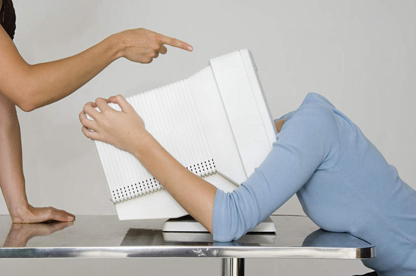 西方人,两个人,伙伴,朋友,商务人士,商务女性,办公室,站,坐,横图,室内,白天,侧面,友谊,合作,团队,电脑,显示器,鼠标,键盘,家具,桌子,欧洲,欧洲人,躲藏,指,灰色背景,套装,透明,网络,办公桌,墙,指点,输入设备,通讯设备,墙壁,墙面,灰色,站着,台式电脑,战略,摄影,影棚,一台,隐藏,指向,通信设备,商务装,工薪阶层,输出设备,办公家具,联合,合谋,教训,潜藏,通明,配合,协作,年轻女性,女人,女性,白种人,白领,上班族,站立,坐着,半身,彩图,影棚拍摄,拍摄