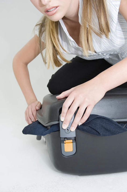 西方人,一个人,跪,竖图,室内,白天,白色背景,正面,欧洲,欧洲人,仅一个年轻女性,仅一个女性,仅一个人,关闭,握,用力,服装,拉杆箱,旅行箱,墙,休闲装,墙壁,墙面,一个,衣服,白色,行李箱,箱子,休闲,休闲服,握着,摄影,服饰,影棚,单个,出差,使劲,年轻女性,女人,女性,白种人,跪着,半身,彩图,影棚拍摄,旅行,拍摄