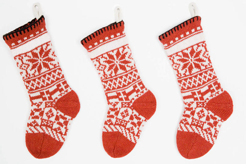 无人,横图,室内,特写,白天,白色背景,正面,静物,圣诞节,一排,节日,庆祝,整齐,装饰,文化,圣诞袜,袜子,排列,三个,红色,庆典,摄影,影棚,纪念,华丽,修饰,点缀,队列,长筒袜,衬托,美观,雅致,雅观,彩图,影棚拍摄,拍摄