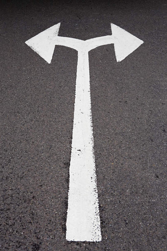 无人,竖图,俯视,室外,特写,白天,道路,路,公路,静物,阴影,反射,影子,分界线,停车线,交通,方向,箭头,车行道,车行道分界线,指向,标线,车行线,簇,马路,彩图,高角度拍摄