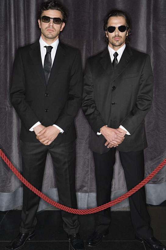 西方人,两个人,警卫,酒吧,栏杆,站,竖图,室内,白天,正面,衬衫,西装,欧洲,欧洲人,握,套装,正装,墨镜,眼镜,围栏,领带,注视,职业装,护栏,黑色,太阳镜,太阳眼镜,观察,看,站着,遮阳镜,握着,帷幕,观看,察看,关注,帷幔,幕布,幕帘,保镖,帷幔布,男人,男性,年轻男性,白种人,站立,半身,彩图,衬衣,酒吧间,酒馆