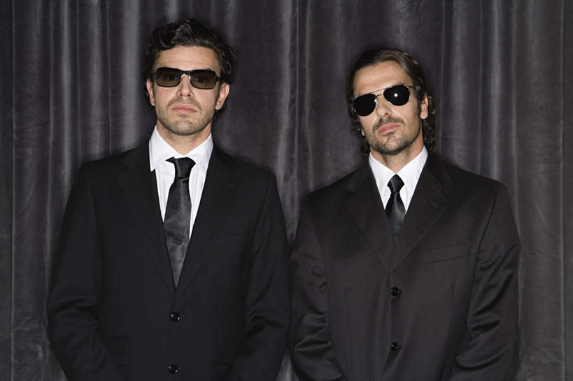 西方人,两个人,警卫,酒吧,站,横图,室内,白天,正面,衬衫,西装,欧洲,欧洲人,套装,正装,墨镜,眼镜,领带,注视,职业装,黑色,太阳镜,太阳眼镜,观察,看,站着,遮阳镜,帷幕,观看,察看,关注,帷幔,幕布,幕帘,保镖,帷幔布,男人,男性,年轻男性,白种人,站立,半身,彩图,衬衣,酒吧间,酒馆