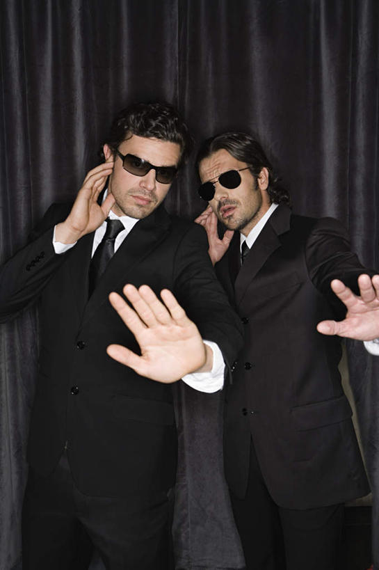 西方人,两个人,警卫,酒吧,站,举,竖图,室内,白天,正面,衬衫,西装,欧洲,欧洲人,套装,正装,墨镜,眼镜,领带,注视,职业装,黑色,太阳镜,太阳眼镜,观察,看,托,站着,遮阳镜,帷幕,观看,察看,关注,帷幔,幕布,幕帘,保镖,帷幔布,男人,男性,年轻男性,白种人,举起,举手,举着,向上举,向上伸,向上托,站立,半身,彩图,衬衣,酒吧间,酒馆