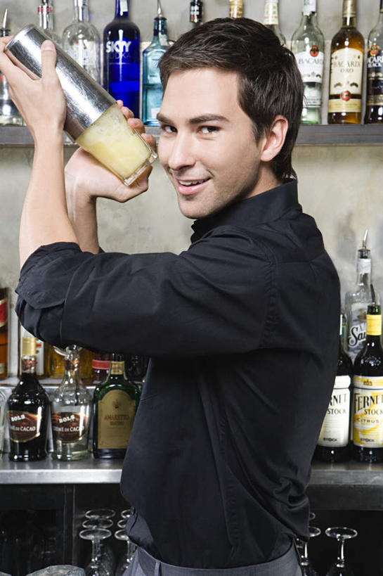 西方人,一个人,酒吧,站,笑,微笑,竖图,室内,夜晚,侧面,衬衫,西装,欧洲,欧洲人,仅一个男性,仅一个人,许多,握,套装,正装,墙,领带,拿,红酒瓶,拿着,注视,职业装,货架,调酒师,架子,墙壁,墙面,玻璃制品,酒瓶,排列,仅一个年轻男性,一个,灰色,玻璃瓶,瓶子,塑料制品,观察,看,站着,塑料瓶,握着,单个,观看,察看,队列,关注,陈列架,超市货架,男人,男性,年轻男性,白种人,站立,半身,彩图,衬衣,酒吧间,酒馆