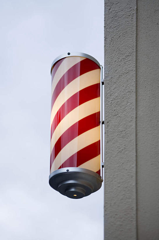 无人,竖图,室外,特写,白天,仰视,照明,条纹,朦胧,模糊,壁灯,灯光,招牌,灯,一个,红色,蓝色,白色,蓝天,天空,灯具,天,晴朗,单个,发廊,照亮,照明设备,万里无云,晴空,晴空万里,彩图,低角度拍摄