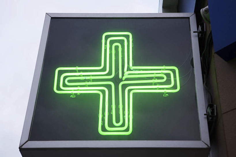 无人,横图,彩色,室外,特写,白天,仰视,霓虹灯,阴影,光线,影子,灯光,七彩,光源,霓虹,灯,绿色,药房,照明设备,氖灯,彩图,低角度拍摄