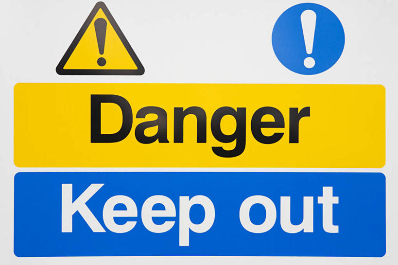 无人,横图,室外,特写,白天,正面,指示牌,英文,标志,符号,文字,字符,字母,警告,标识,黄色,蓝色,白色,黑色,警示,英文字母,禁止,提醒,感叹号,提示,限制,危险,彩图