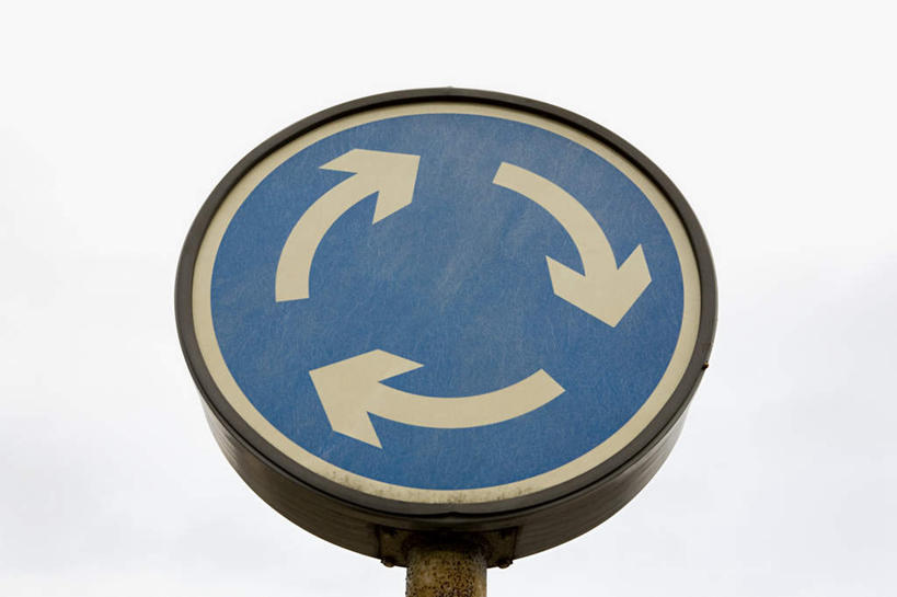 无人,横图,室外,特写,白天,仰视,指示牌,圆形,标志,文字,方向,标识,箭头,蓝色,指向,簇,彩图,低角度拍摄