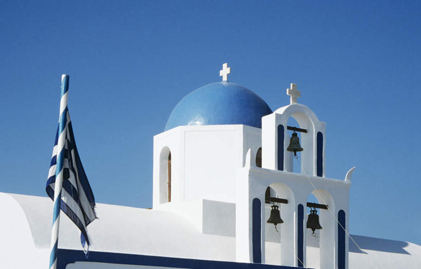 无人,教堂,横图,室外,白天,仰视,旅游,度假,标志建筑,地标,建筑,旗帜,国旗,希腊,欧洲,一面,节日,文化,娱乐,建设,祈愿,蓝色,蓝天,天空,天,祈祷,享受,休闲,健康,旅游胜地,放松,许愿,宗教,信仰,晴朗,纪念,祈求,信号,基督教,天主教,报时,信念,希腊共和国,万里无云,召集,鸣钟,平安,旗,钟,晴空,晴空万里,彩图,低角度拍摄,大教堂,礼拜堂