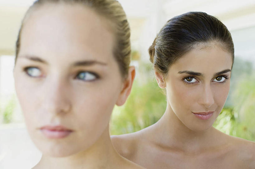 西方人,脸,头,脸颊,两个人,伙伴,朋友,站,笑,微笑,横图,室外,特写,白天,正面,友谊,欧洲,欧洲人,阴影,生气,朦胧,模糊,光线,背心,影子,注视,裸露,肩膀,阳光,观察,看,站着,观看,察看,气愤,关注,裸,负气,怄气,友情,年轻女性,女人,女性,白种人,头部,脸部,脸蛋,面部,站立,半身,彩图