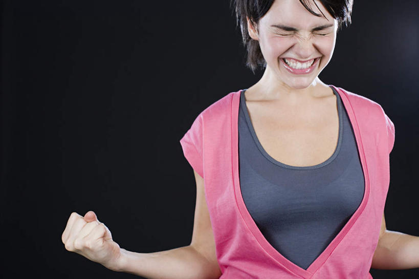 西方人,一个人,闭眼,笑,微笑,露齿笑,横图,室内,白天,正面,欧洲,欧洲人,仅一个年轻女性,仅一个女性,仅一个人,阴影,灰色背景,服装,欢呼,反射,影子,休闲装,衣服,休闲,休闲服,摄影,服饰,影棚,喝彩,年轻女性,女人,女性,白种人,闭眼睛,闭着眼,闭着眼睛,半身,彩图,影棚拍摄,拍摄