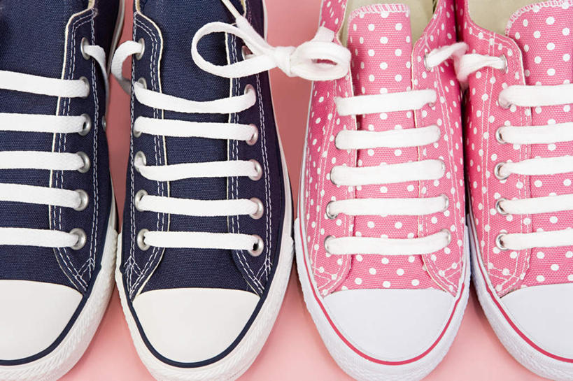 无人,横图,俯视,室内,特写,白天,桌面,桌子,静物,鞋子,一排,粉色背景,整齐,木制,两双,排列,粉色,蓝色,木制品,摄影,影棚,休闲鞋,板鞋,队列,彩图,高角度拍摄,影棚拍摄,拍摄