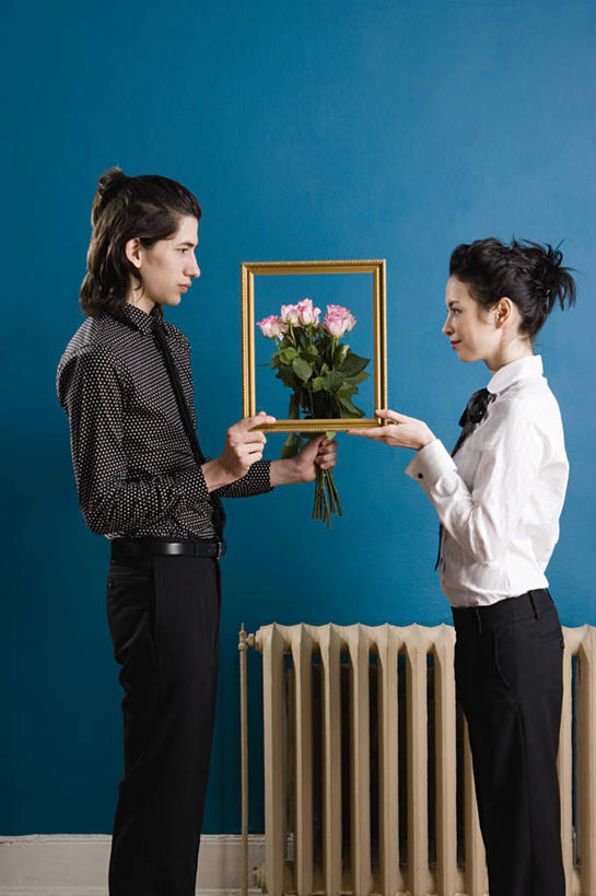 西方人,两个人,站,竖图,室内,白天,侧面,衬衫,爱情,幸福,纯洁,热情,玫瑰,叶子,欧洲,欧洲人,握,蓝色背景,盛开,墙,绿叶,玫瑰花,领带,浪漫,花蕾,相视,墙壁,墙面,花,花瓣,花朵,鲜花,蓝色,花苞,花蕊,站着,温暖,温馨,面对面,嫩叶,恩爱,握着,恋人,对视,和睦,相对,暖气,感动,相看,尊敬,天真,刺玫花,徘徊花,男人,男性,年轻男性,年轻女性,女人,女性,白种人,情侣,叶,叶片,站立,半身,彩图,衬衣,伴侣,融洽,散热器