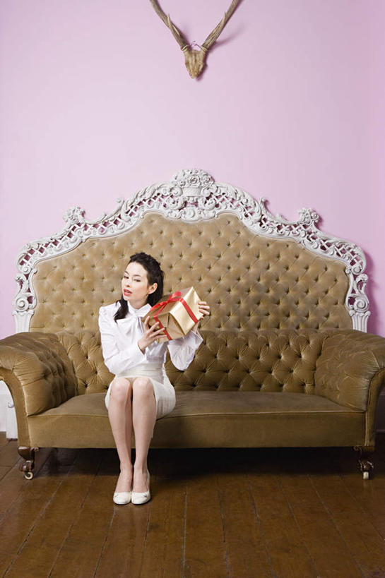 西方人,一个人,客厅,坐,举,竖图,室内,白天,正面,裙子,沙发,礼盒,礼物,欧洲,欧洲人,仅一个年轻女性,仅一个女性,仅一个人,连衣裙,标本,纸盒,墙,注视,墙壁,墙面,盒子,一个,粉色,包装盒,礼品盒,观察,看,托,礼品,单个,观看,好奇,察看,起居室,关注,布艺沙发,客堂,年轻女性,女人,女性,白种人,举起,举手,举着,向上举,向上伸,向上托,坐着,彩图,全身